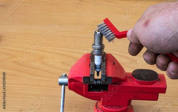 Obraz Mechanical spark plug cleaning technology with a metal brush