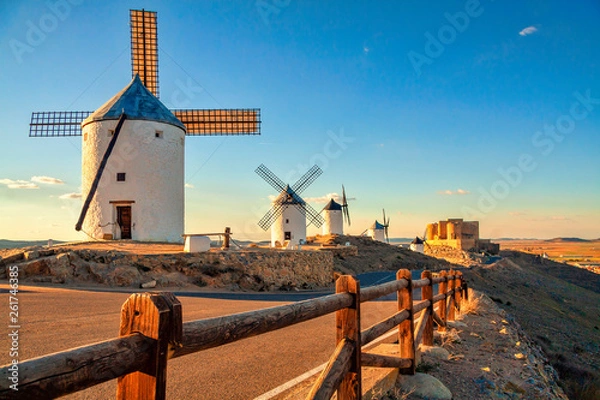 Obraz Hiszpańskie wiatraki i średniowieczny zamek na wzgórzu w Consuegra, Toledo, Hiszpania.