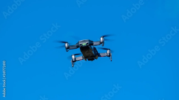 Fototapeta 空飛ぶドローンがホバリング