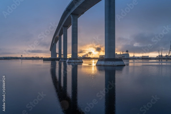 Fototapeta The massive Jordan Bridge over the Elizabeth River in Virginia, reflecting in the water at sunset, in high resolution