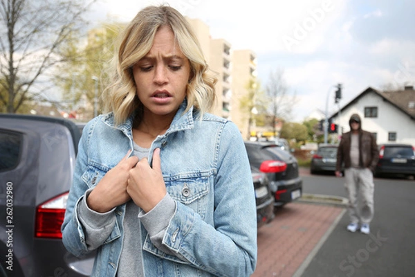 Fototapeta Junge Frau wird verfolgt