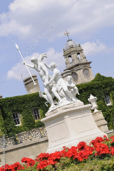 Obraz red flowers in front of Venus and  Adonis statues