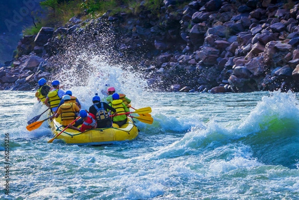 Fototapeta Rafting rzeką białą wodą w Rishikesh w Indiach. Aktywność sportowa według grup turystów.