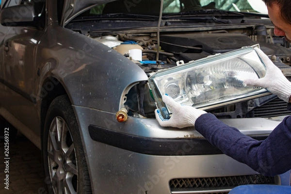 Obraz the mechanic sets the spotlight on car