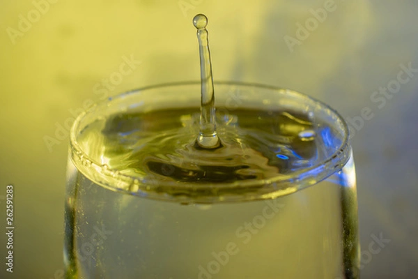 Fototapeta Splashing water drop