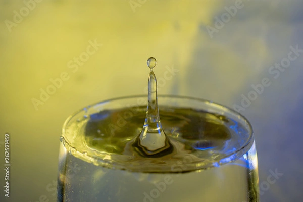 Fototapeta Splashing water drop