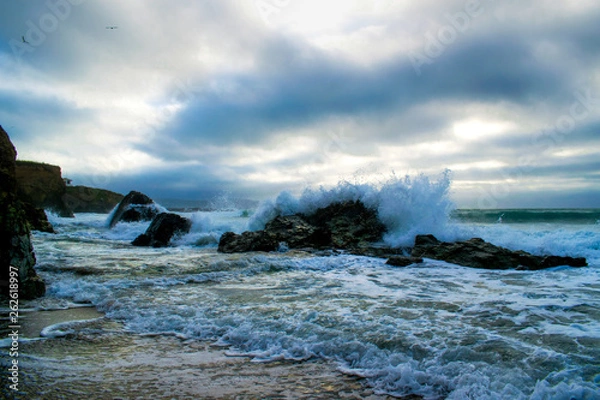 Fototapeta waves breaking on the rocks