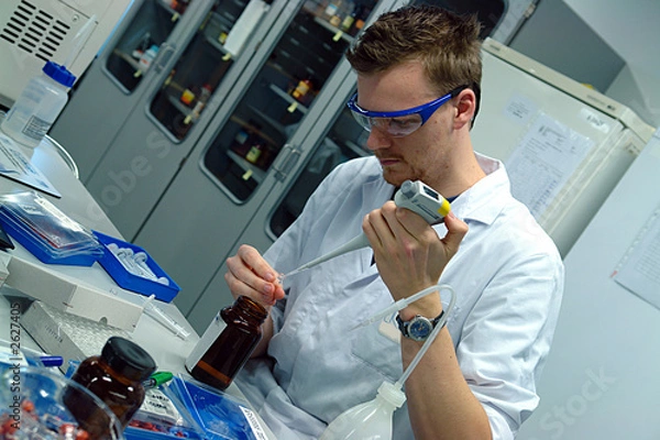 Obraz naukowiec profesor eksperymentujący