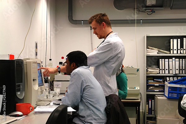 Obraz profesor wykłada w laboratorium