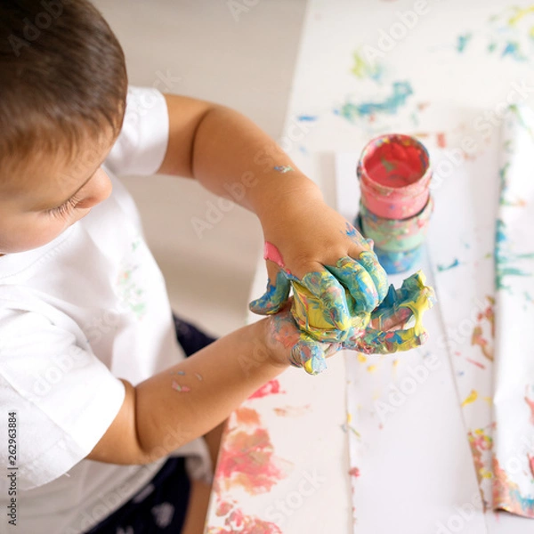 Fototapeta child draws paints fingers