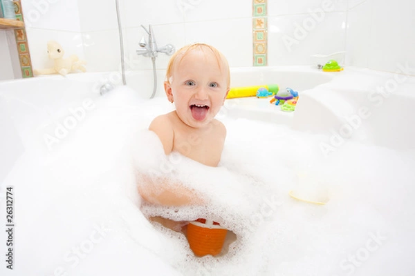 Fototapeta A baby girl in a bathtub