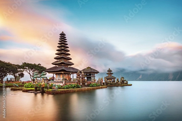 Fototapeta Świątynia Ulun Danu Beratan jest znanym punktem orientacyjnym położonym po zachodniej stronie jeziora Beratan, Bali, Indonezja.