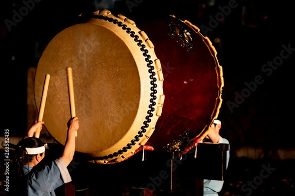 Obraz 総社市の吉備路にまつわる「たたら伝説」に太鼓演武が勇壮で面白い、会場にあった大きな太鼓演奏が面白い