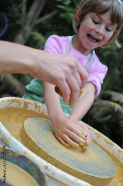 Obraz Kind töpfert mit Ton