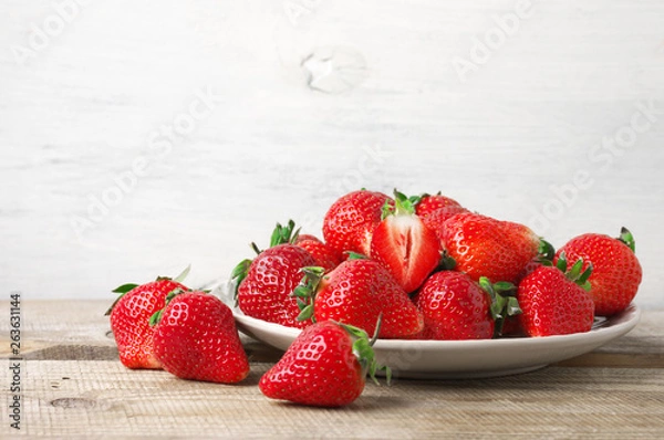 Obraz Fresh strawberries in plate on wood