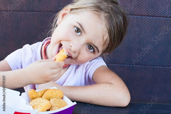 Obraz Kind mit Nuggets