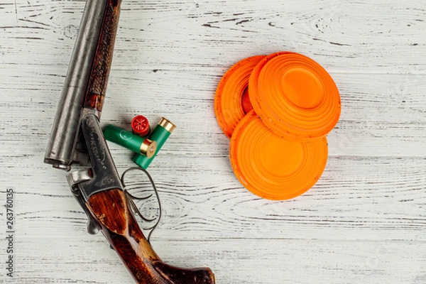 Fototapeta gliniane tarcze do strzelania z karabinu na białym tle drewnianych