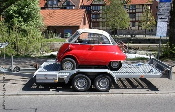 Obraz PKW-Anhänger beladen mit einem roten Oldtimer