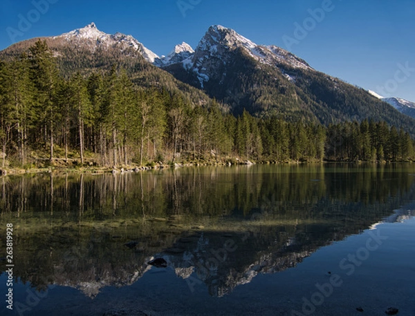 Fototapeta Schneebedeckte Berge spiegeln sich im Gebirgssee