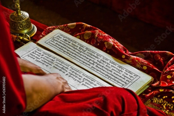 Fototapeta tibet monk buddhist book prayers written language