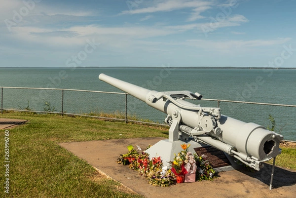 Fototapeta Darwin Australia - February 22, 2019: USS Peary war memorial in Bicentennial park along shore of Darwin Harbour has cannon pointing to the place where the Clemson-class destroyer rests under the water