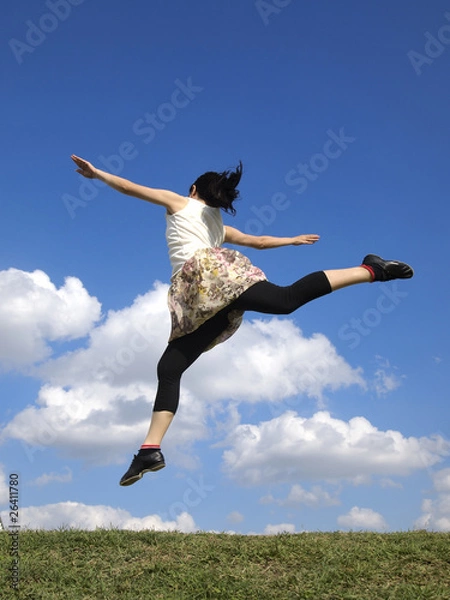 Obraz 青空にジャンプする女性