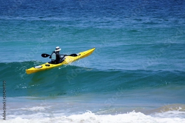 Fototapeta 波を越えるシーカヤック