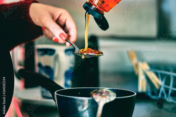 Fototapeta Making honeycomb at home - its messy