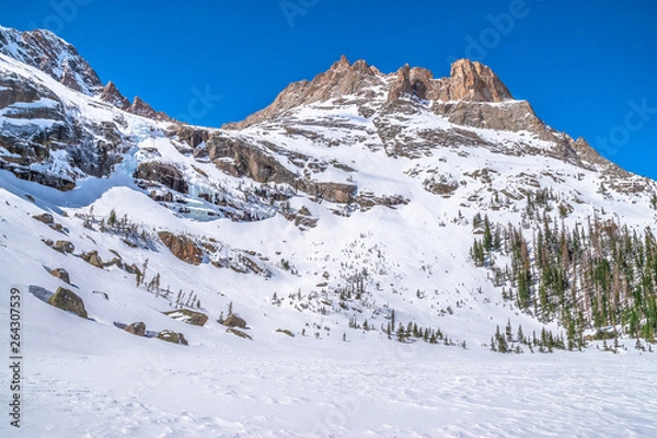 Fototapeta Beautiful Spring Hike to Blacks Lake in Rocky Mountain National Park in Colorado
