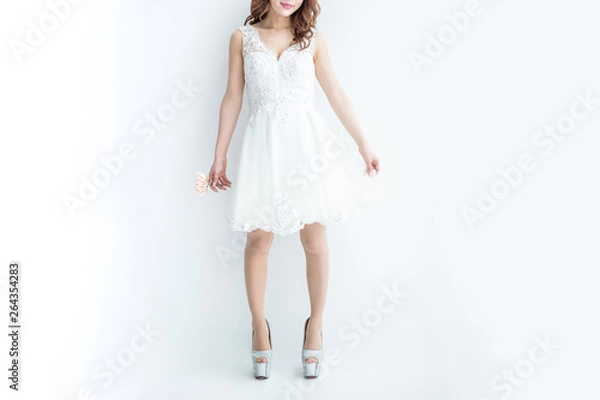 Obraz 白背景に白いレースのドレスを着た美脚の女性モデル美人綺麗キャバクラキャバ嬢
