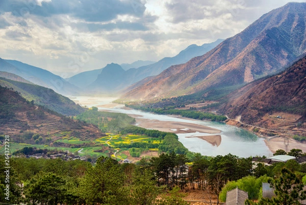 Fototapeta Słynne zakole rzeki Jangcy w prowincji Yunnan w Chinach, pierwszy zakręt rzeki Jangcy, Lijiang