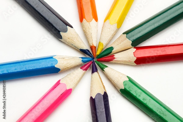Fototapeta Lápices de colores surtidos vista desde arriba sobre fondo blanco.
