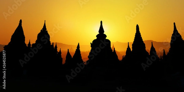 Fototapeta Sunset in buddhist temple,stupa,in the historical park of Bagan,Myanmar