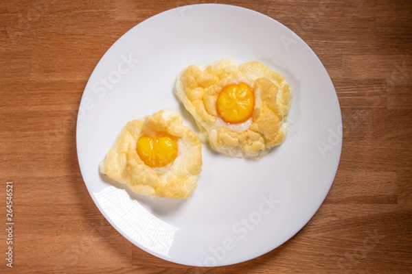 Obraz Zwei Cloud Eggs (Wolken-Eier) auf Teller