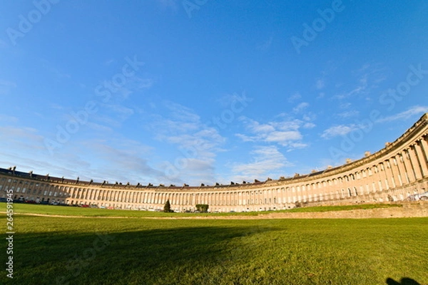 Obraz The Royal Crescent is a row of 30 terraced houses laid out in a sweeping crescent in Bath, England. It is among the greatest examples of Georgian architecture in the UK. Afternoon of a sunny day