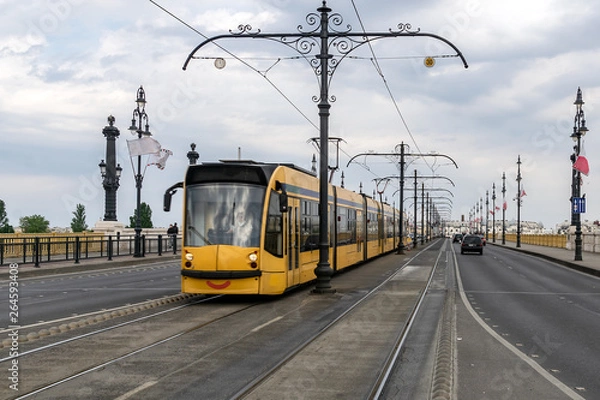 Obraz Straßenbahn in Budapest auf einer Brücke