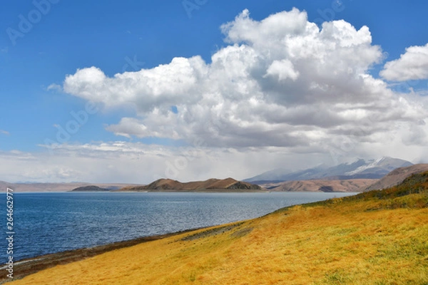 Fototapeta Great lakes of Tibet. Lake Rakshas Tal (Langa-TSO) in summer in cloudy day