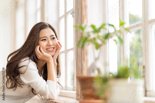 Fototapeta 部屋でリラックスする女性