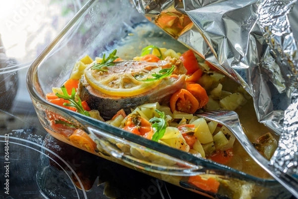 Obraz Лосось запеченый с овощами в фольге Baked salmon with vegetables in foil
