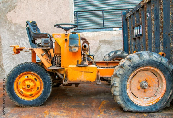Fototapeta Carretilla destrozada cargada en la plataforma de un camión para llevar al desguace.