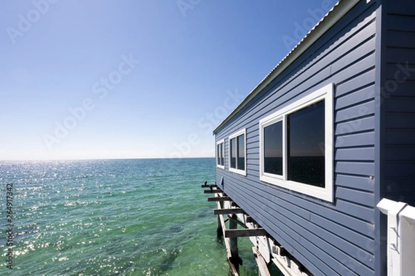 Obraz Szopy dla łodzi na molo Busselton w Busselton, WA. Busselton Jetty to drugi najdłuższy drewniany pomost na świecie o długości 1841 metrów.