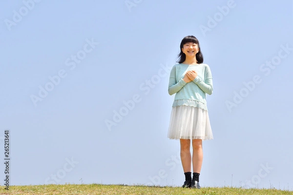 Obraz 青空で笑う女の子