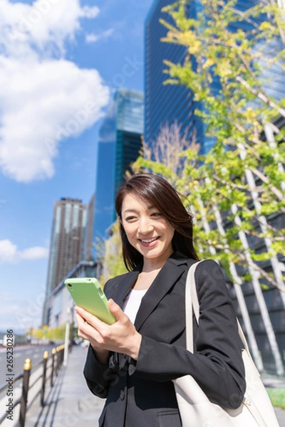 Fototapeta ビジネスウーマン　スマートフォン