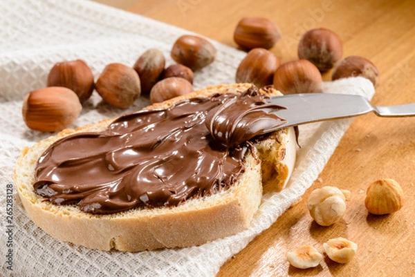 Fototapeta Krem z orzechów laskowych na kromkę chleba, zbliżenie