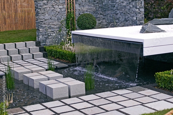Fototapeta Współczesna fontanna na wschodzie spotyka się z ogrodem zachodnim