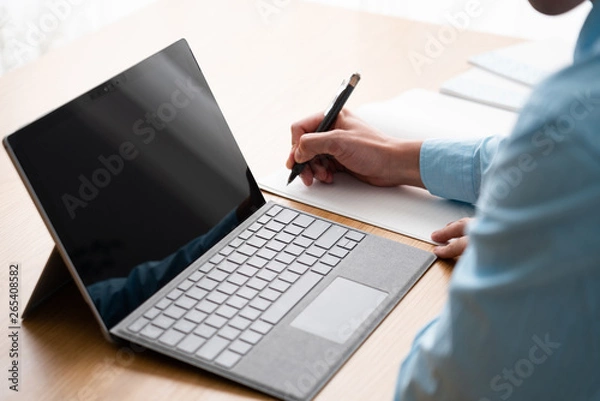 Fototapeta オンライン授業を受ける男