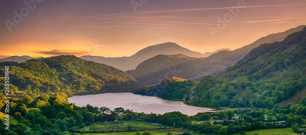 Obraz Słońce wpadające przez przełęcz nad Llyn Gwynant, Snowdonia (Snowdonia), Walia (Walia), Wielka Brytania