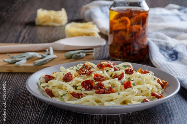Obraz pasta, spaghetti with sun-dried tomatoes