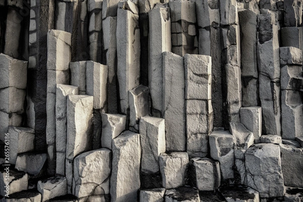 Fototapeta Kolumna z kamienia bazaltowego w Czarnym piasku plaży Reynisfjara i góry Reynisfjall z cypla Dyrholaey na południowym wybrzeżu Islandii.