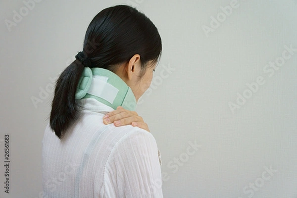 Fototapeta むち打ち症で頚椎カラーを付ける女性